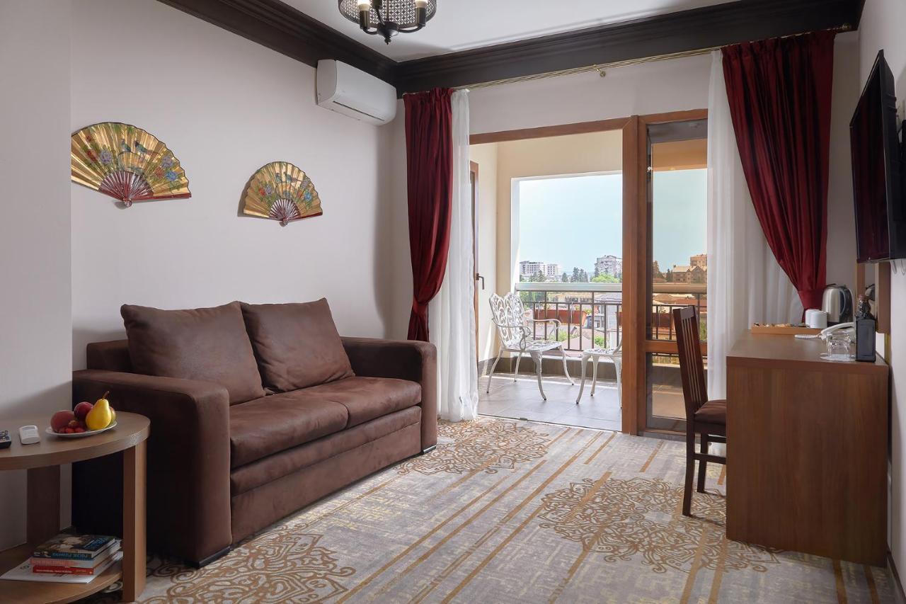 סוקהום Garuda Boutique Hotel מראה חיצוני תמונה